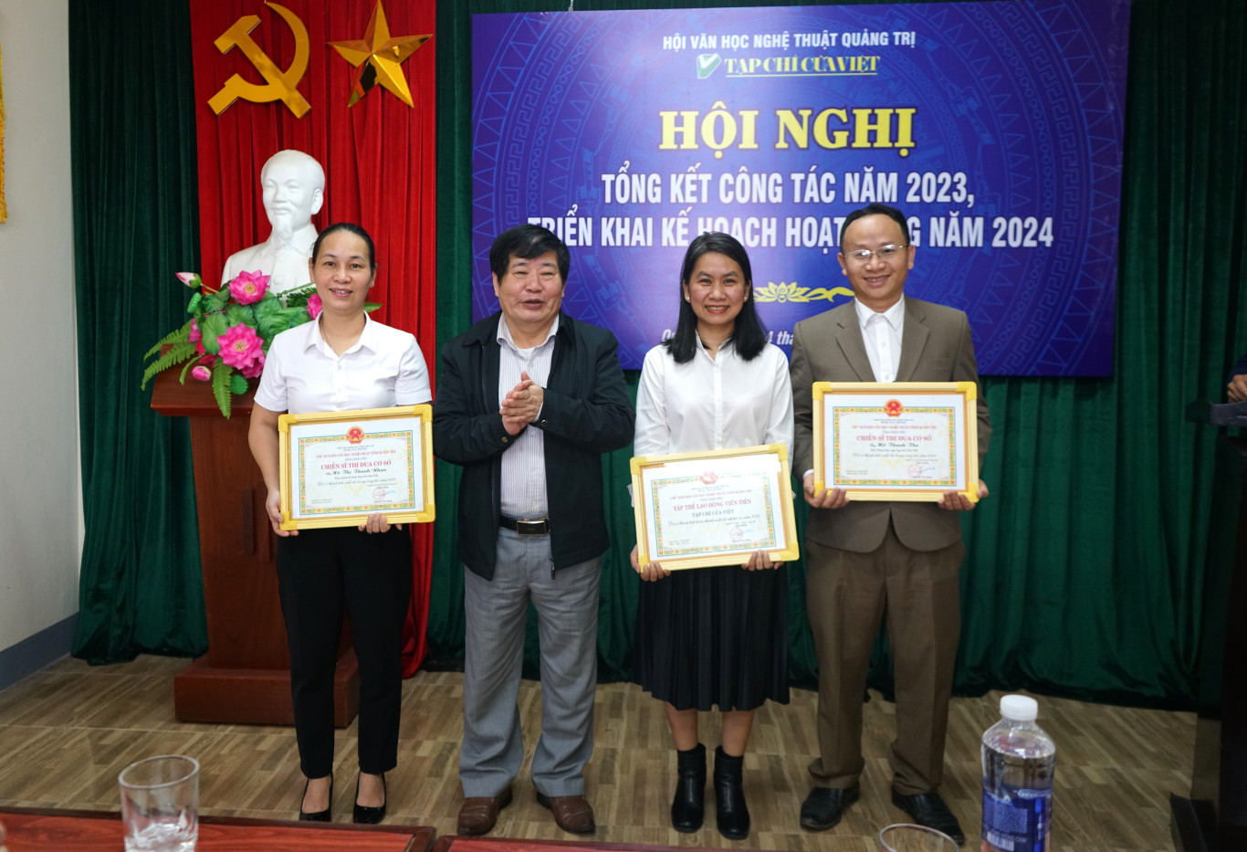 Chủ tịch Hội VHNT - Nguyễn Văn D&ugrave;ng trao chứng nhận khen thưởng cho tập thể v&agrave; c&aacute; nh&acirc;n  đạt danh hiệu chiến sĩ thi đua cấp cơ sơ - Ảnh: L.T